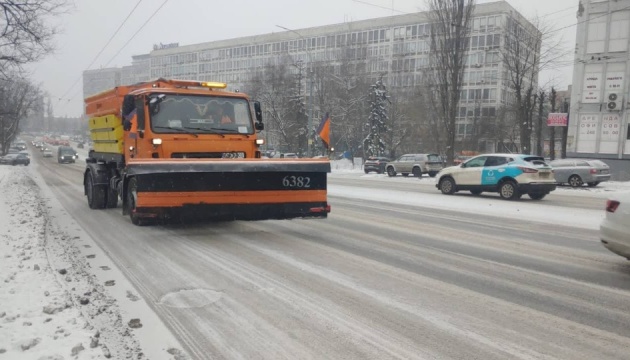 Як у Києві захищають дороги від ожеледиці