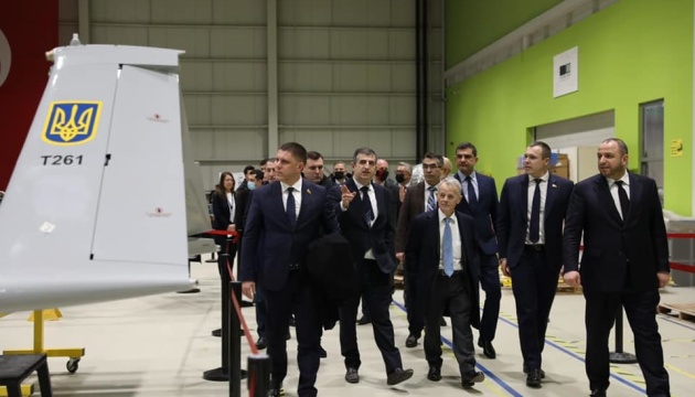 Українські парламентарі відвідали турецьке підприємство, де виробляють Bayraktar TB2
