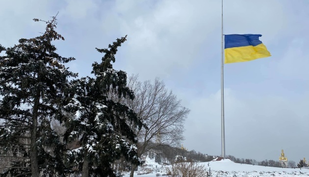 У Києві шквальний вітер з поривами – приспустили найбільший прапор країни