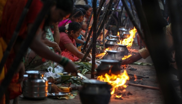 Сотни тысяч индийцев собрались на религиозный праздник несмотря на вспышку COVID-19