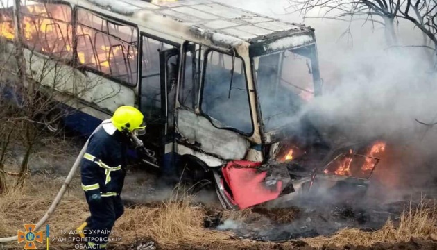 Смертельна ДТП на Дніпропетровщині: автобус зіткнувся з авто і згорів