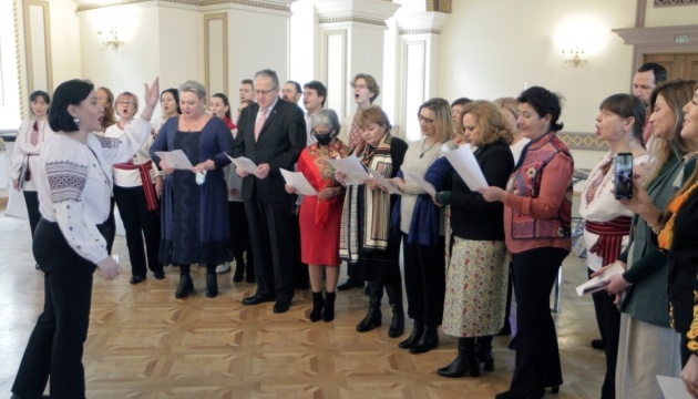 Іноземні дипломати заспівали «Щедрик» українською