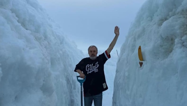 Украинские полярники откапывают станцию после рекордного снегопада