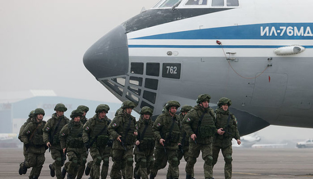 Перші літаки з російськими «миротворцями» повернулися з Казахстану