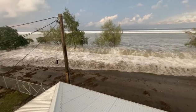 Тонгу накрыло цунами после извержения подводного вулкана