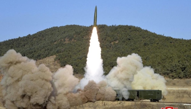 КНДР запустила баллистические ракеты с поезда