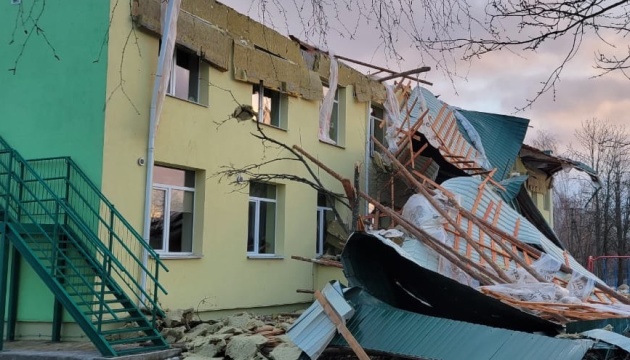 Зірвані дахи та 200 населених пунктів без світла - наслідки негоди на Чернігівщині