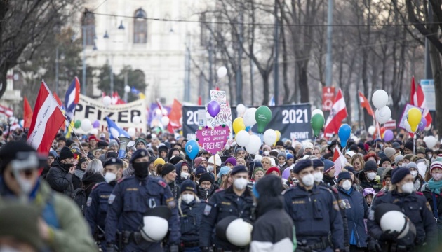 У Відні проти обов’язкової COVID-вакцинації протестували тисячі людей