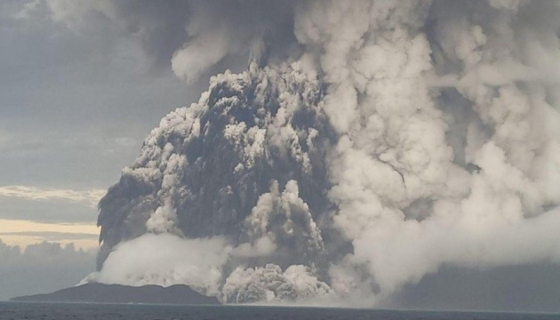 Тонгу накрыло пеплом из-за извержения вулкана в Тихом океане 