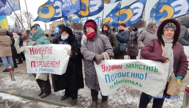Під Печерським судом, де обиратимуть запобіжний захід Порошенку, збираються активісти