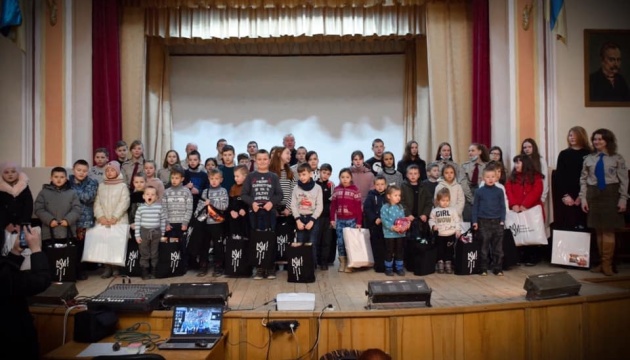На Львівщині діти українських військових отримали подарунки від світовій спільноті СУМ