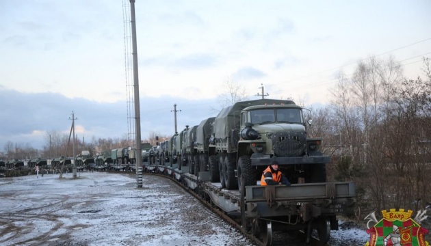 У Білорусь прибувають війська РФ для участі у «раптовій перевірці»