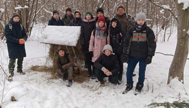 На Хмельниччині школярі допомагають підгодовувати лісових звірів