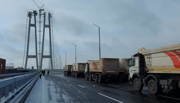 У Запоріжжі тестують вантажівками новий міст через Дніпро