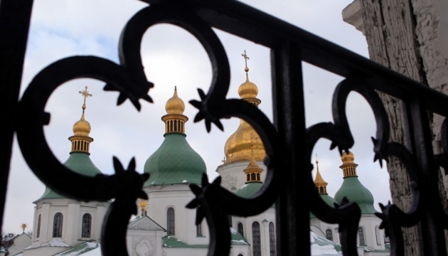 У Києві сильний вітер зірвав хрест із купола Софійського собору