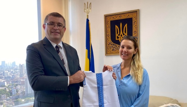 У Таїланді маленька українка отримала свій перший документ і вишиванку