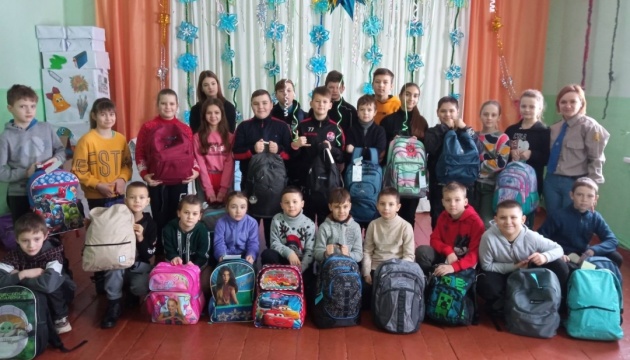 Сумівці зі США передали подарунки дітям переселенців з Донбасу