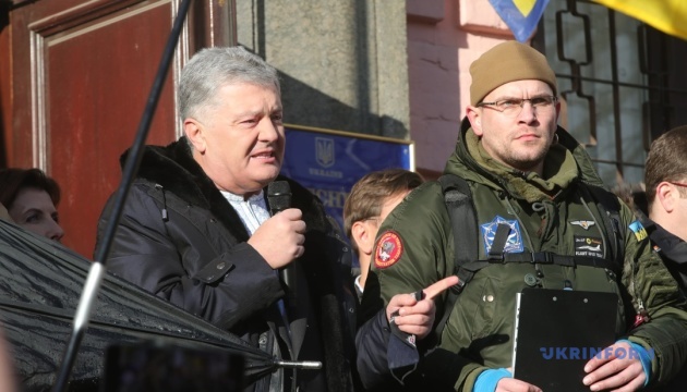 Tribunal impone la caución juratoria como medida cautelar a Poroshenko