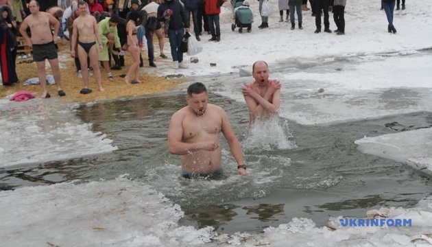 Как украинцы ныряли в проруби на Крещение