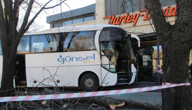 Автобус Одеса-Київ зіткнувся з чотирма легковиками і врізався в магазин