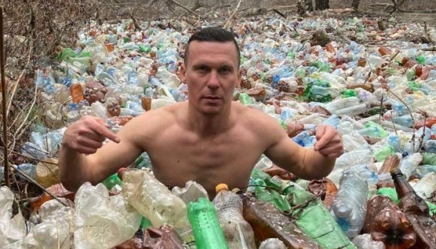 На Закарпатті волонтер пірнув у річку зі сміттєвим затором