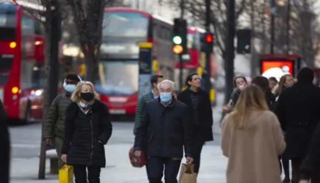 Британия отменят обязательное ношение масок в транспорте и магазинах