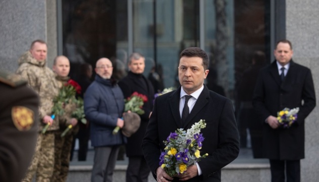 ゼレンシキー大統領ら、ドネツィク空港防衛戦の戦死者を追悼