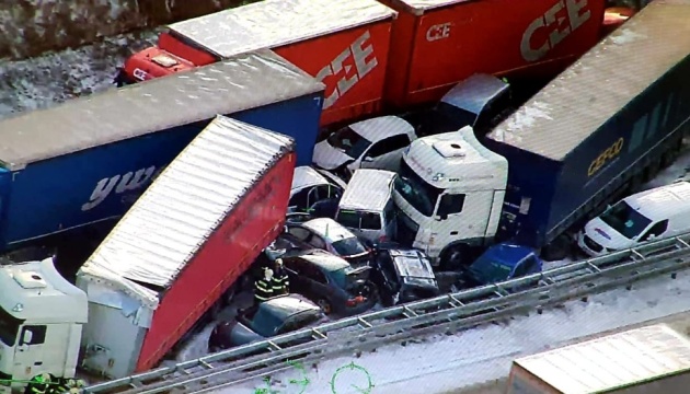 У Чехії через снігову бурю на автостраді зіткнулися 40 автівок