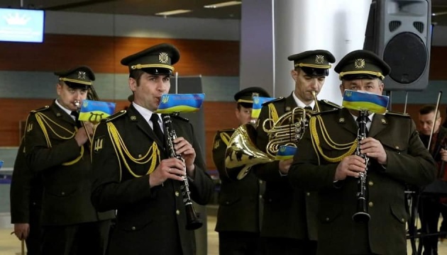 В аэропортах Украины защитников ДАП почтили выступлениями оркестров