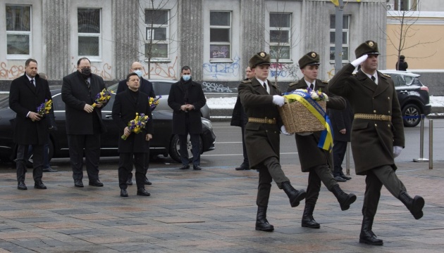 Tag der Einheit: Spitzenpolitiker legen Blumen an Hryschewskyj-Denkmal nieder