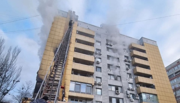 В Днипре горит офисное здание сети АТБ