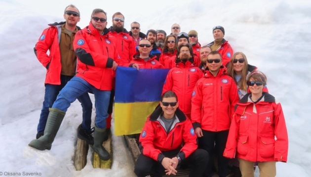 Полярники створили «живий» ланцюг Соборності в Антарктиді