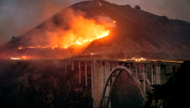 У Каліфорнії стрімко розширюється лісова пожежа, яка вже охопила 607 гектарів