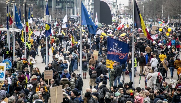 В Брюсселе десятки тысяч человек протестовали из-за принудительной вакцинации и QR-кодов