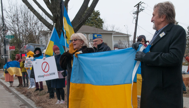 «Зупиніть Путіна зараз!»: активісти вийшли під посольство Росії у Вашингтоні