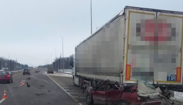 Смертельное ДТП под Киевом: иномарка столкнулась с грузовиком