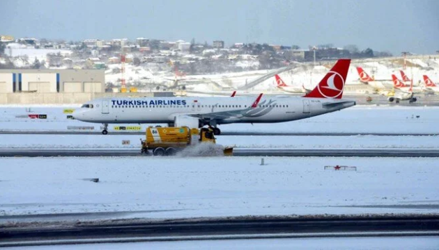 У Стамбулі через сильний снігопад скасовують рейси
