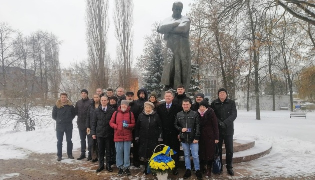У Мінську українська громада поклала квіти до пам’ятника Шевченку