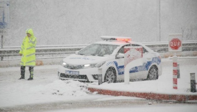 На автомагістралях Туреччини снігопад заблокував тисячі людей