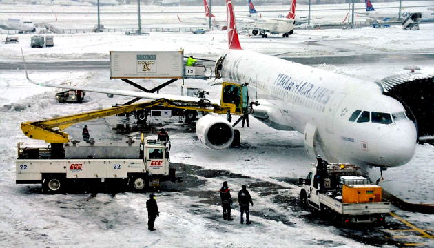 В аэропорту «Стамбул» из-за снегопада прекратили все полеты до 4 часов утра