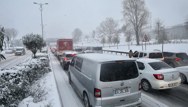 Снегопад в Стамбуле «закрыл» дороги и аэропорт
