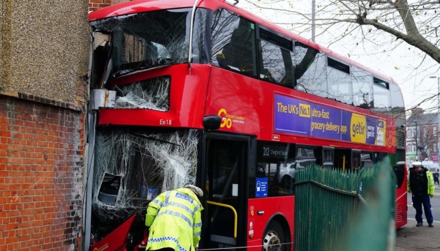 У Лондоні двоповерховий автобус врізався у будівлю, є постраждалі