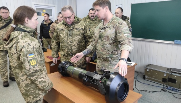 Umgang mit Panzerabwehrwaffen NLAW: Ukrainische Soldaten von britischen Militärausbildern geschult