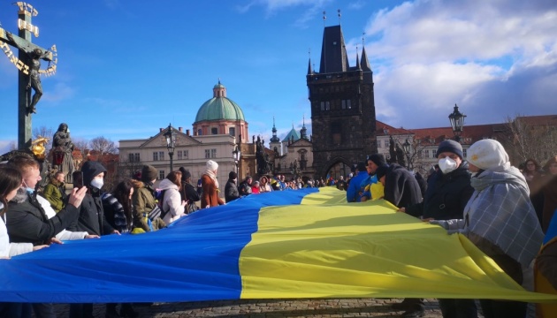 Українська громада долучилася до акції «Ланцюг соборності в Празі»