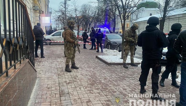У центрі Києва біля банку стався конфлікт - стріляли з автомата
