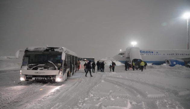 Українців, які не змогли вилетіти зі Стамбула через снігопад, розмістили у готелях — МЗС