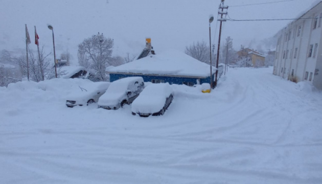 Через снігопади в Туреччині заблоковані майже 5 700 доріг