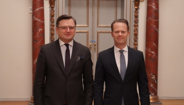 Кулеба обговорив із главою МЗС Данії підготовку євросанкцій проти Росії