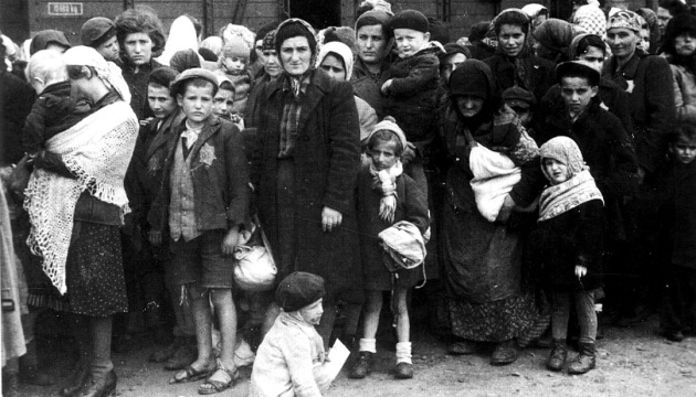 Пам’ять Голокосту: Хрест проти свастики