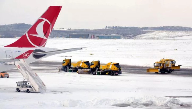 Після «війни» зі снігом аеропорт Стамбула відкрив усі злітно-посадкові смуги